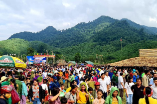 Độc đáo sắc màu, không gian văn hóa chợ phiên Mường Chon