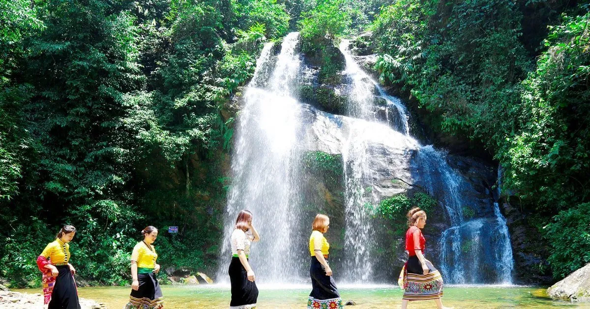 Khám phá vẻ đẹp thác Mưa giữa núi rừng biên giới Nghệ An