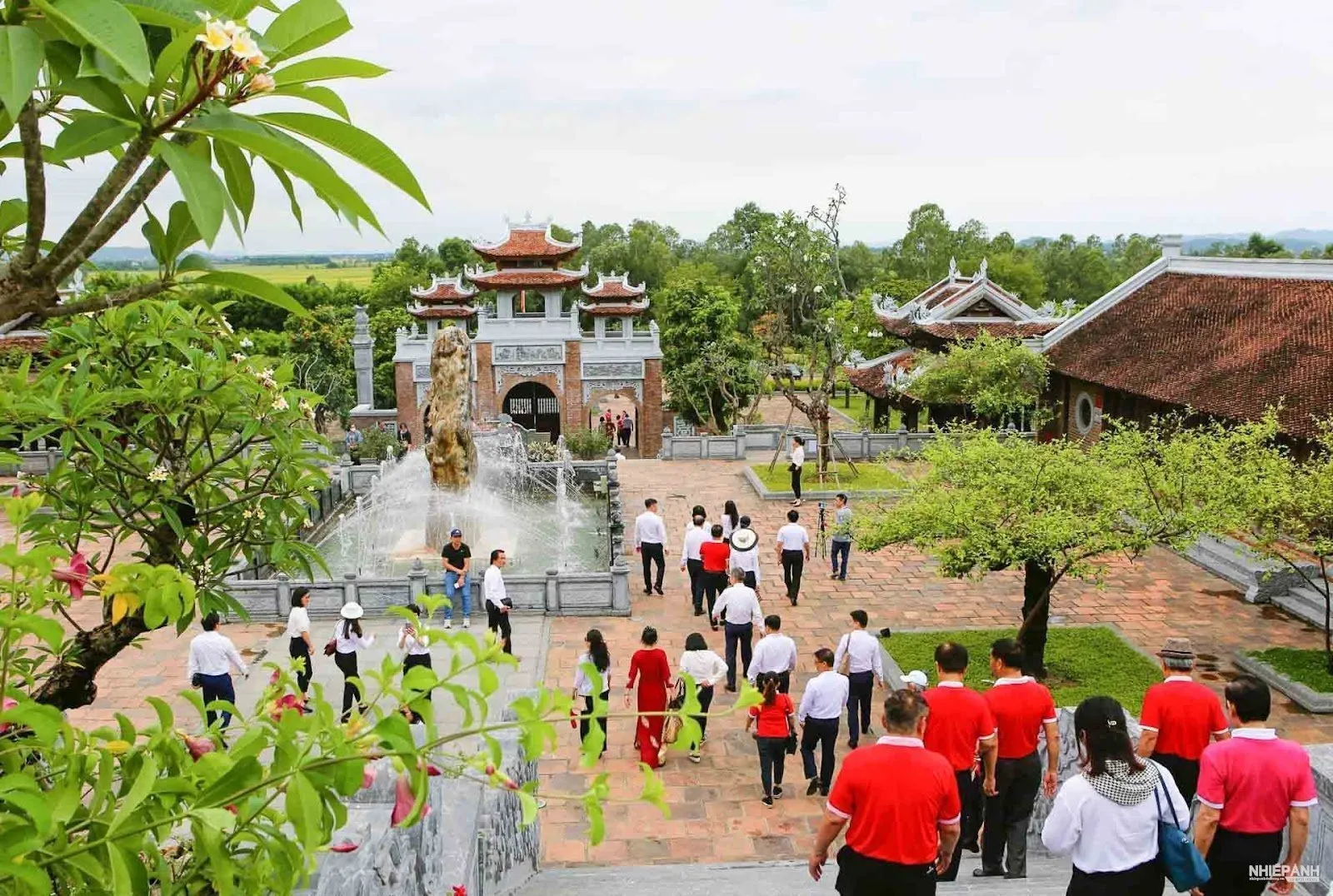 Nghệ An: Khuyến cáo du khách không ăn mặc, tạo dáng phản cảm tại nơi tôn nghiêm