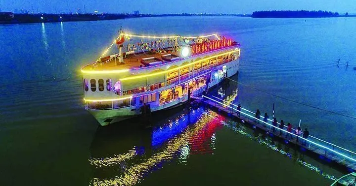 Du thuyền (Cruise Boat)