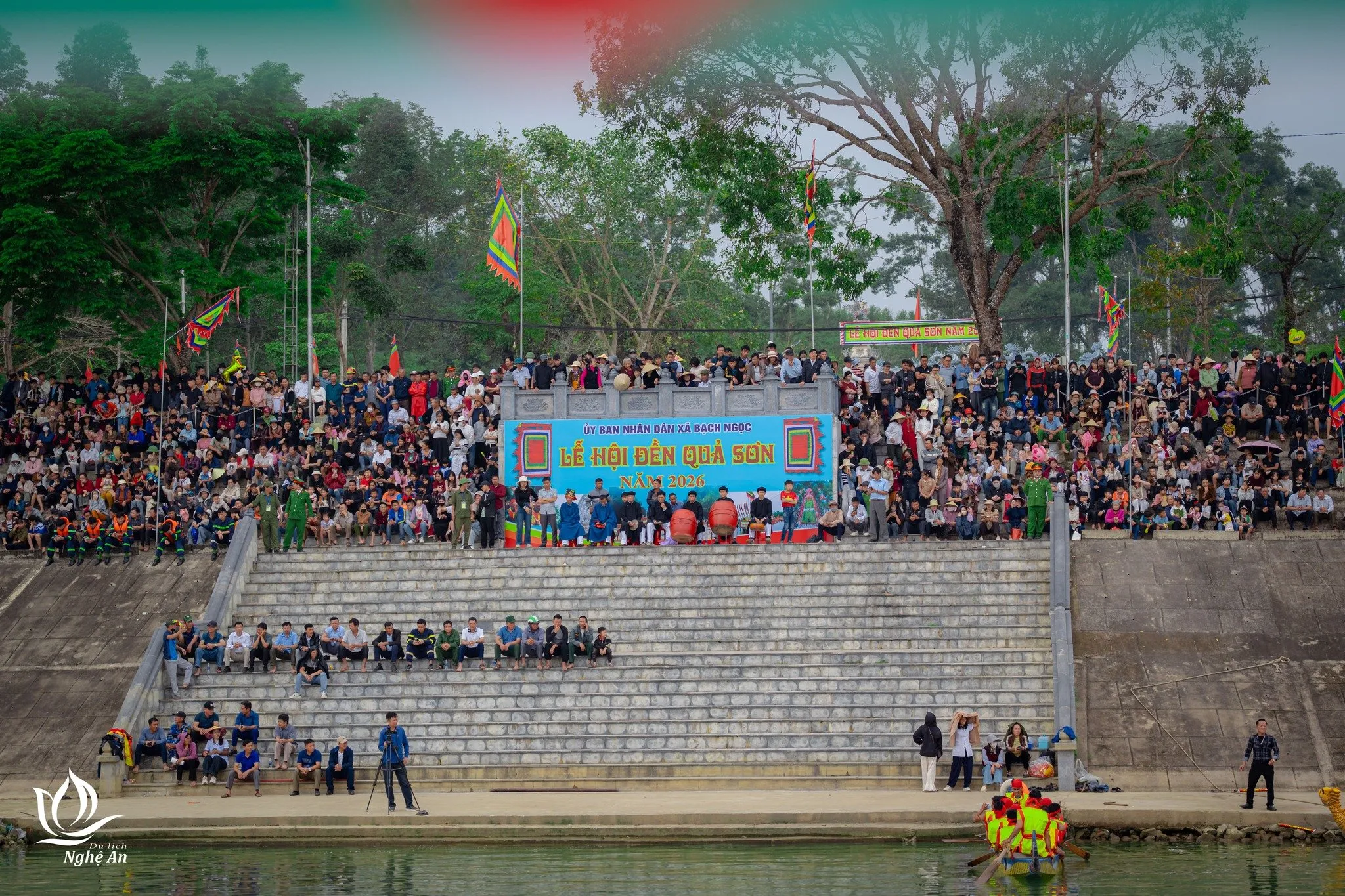 Hội đua thuyền tại Lễ hội Đền Quả Sơn