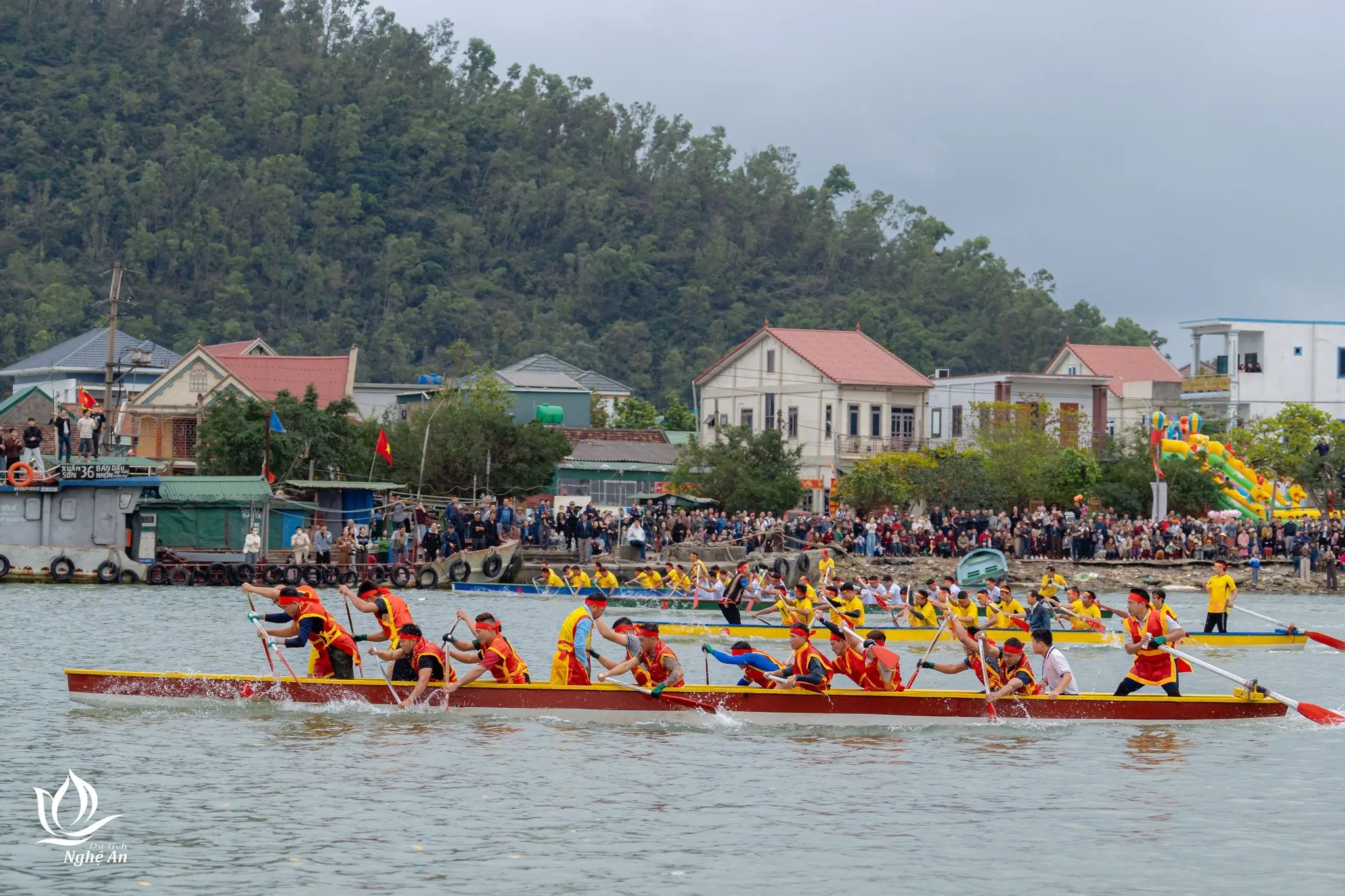Sôi động Hội đua thuyền tại Lễ hội Đền Vạn Lộc