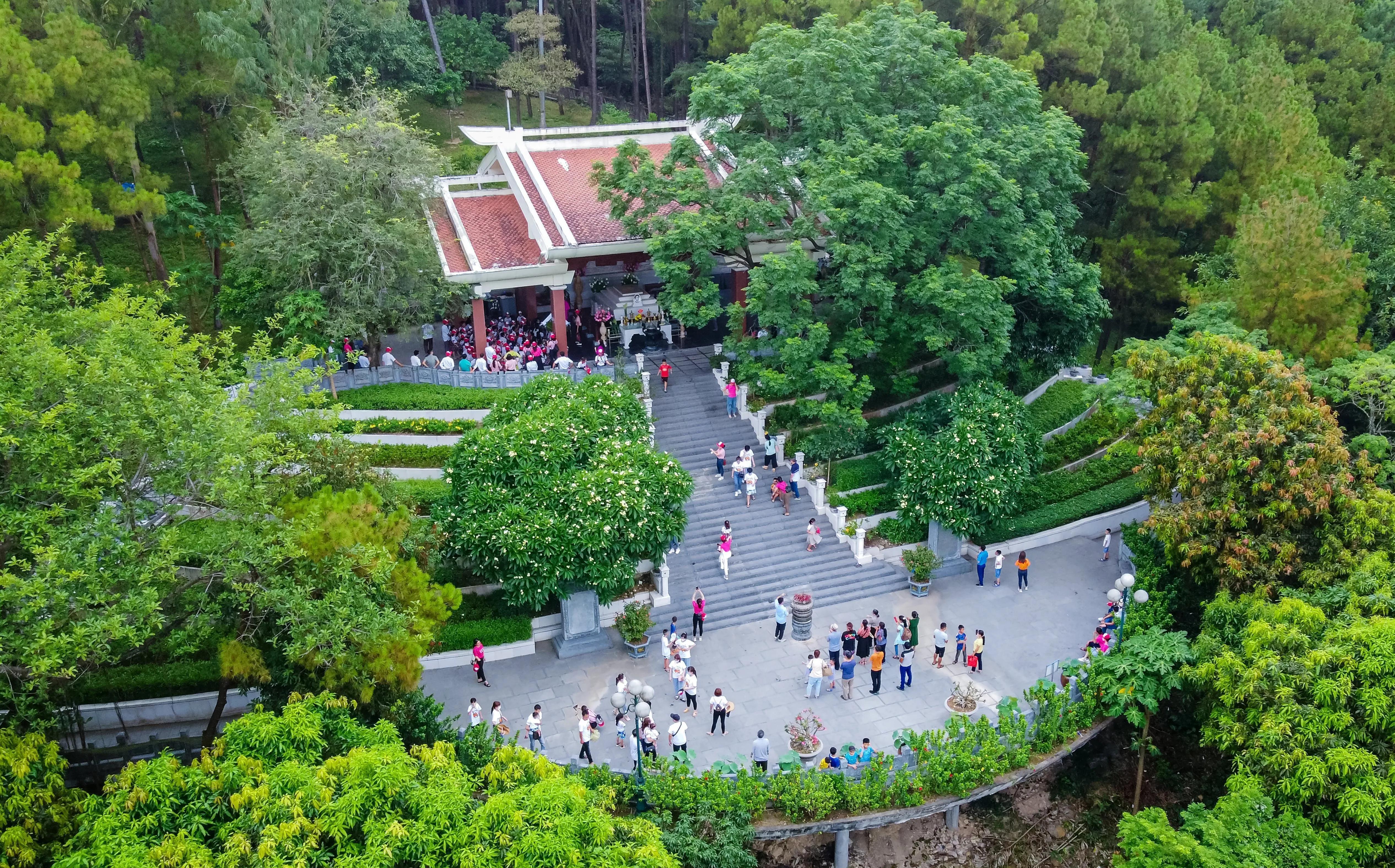 Du khách dâng hương mộ Bà Hoàng Thị Loan