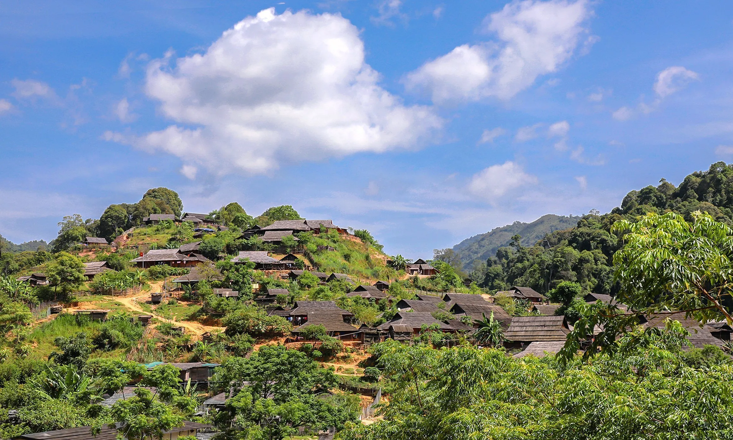 Mái nhà cổ Bản Huồi