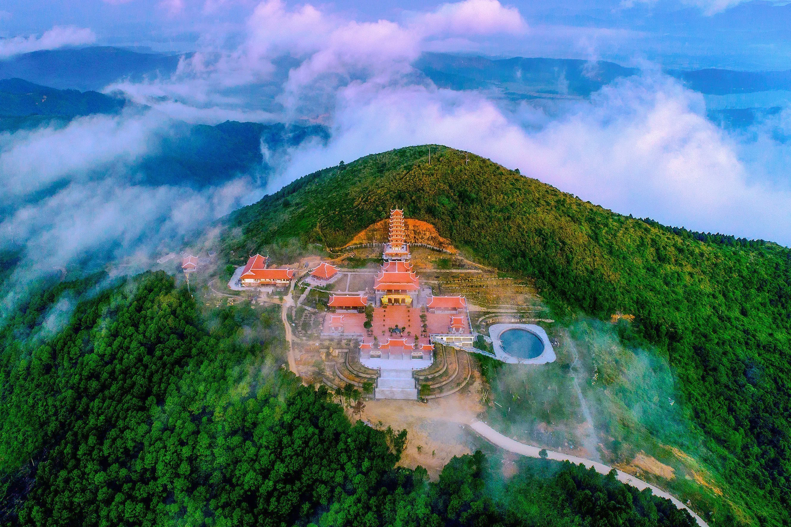 Sương sớm trên chùa Đại Tuệ