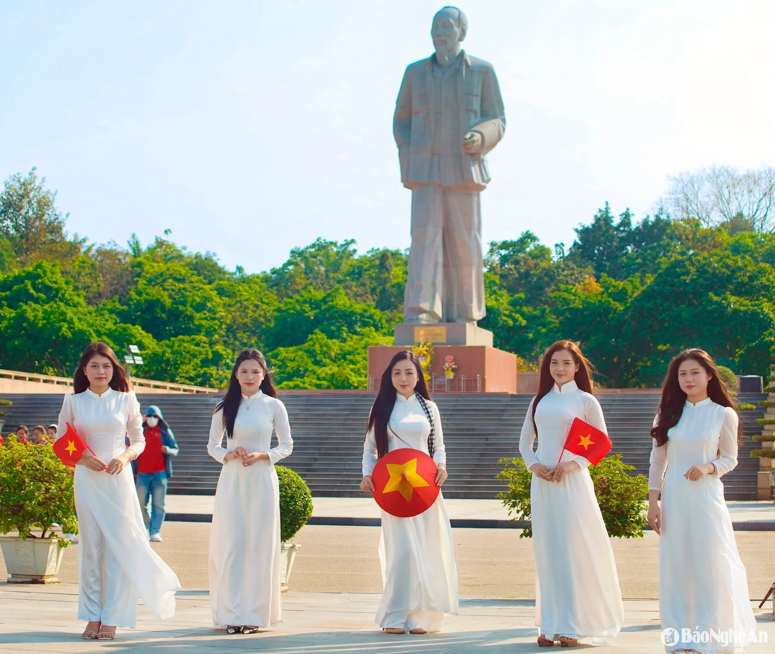 Người dân Nghệ An lưu giữ khoảnh khắc đẹp tại Quảng trường