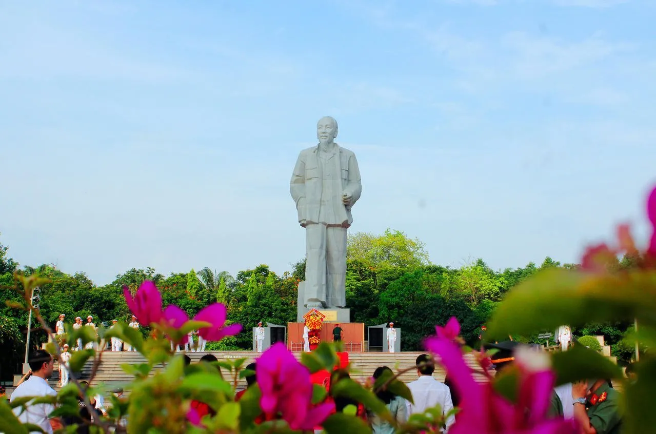 Tượng đài Chủ tịch Hồ Chí Minh
