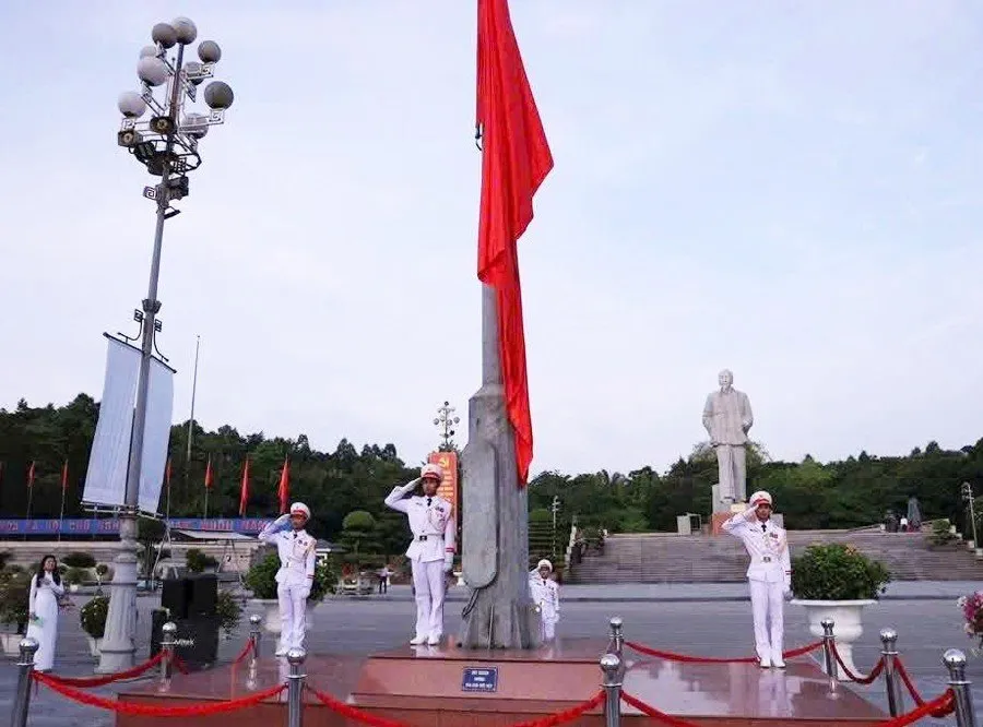 Đại kỳ 2.025m2 tung bay kỷ niệm 135 năm ngày sinh nhật Bác