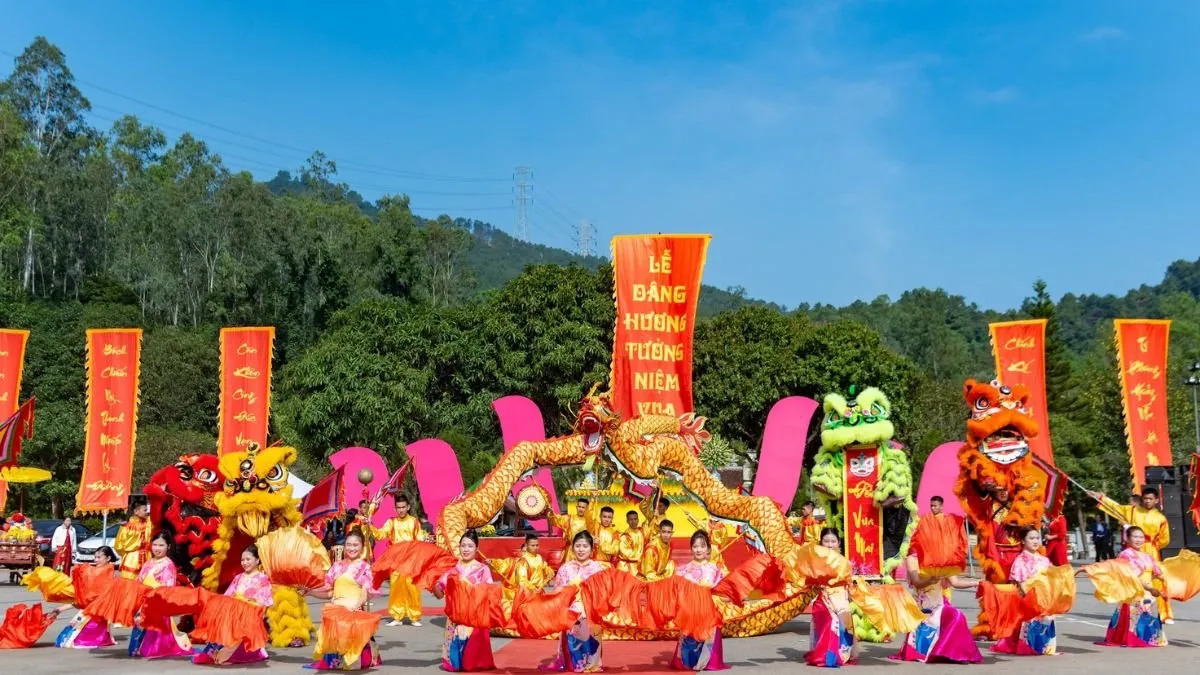 Lễ hội đền Vua Mai