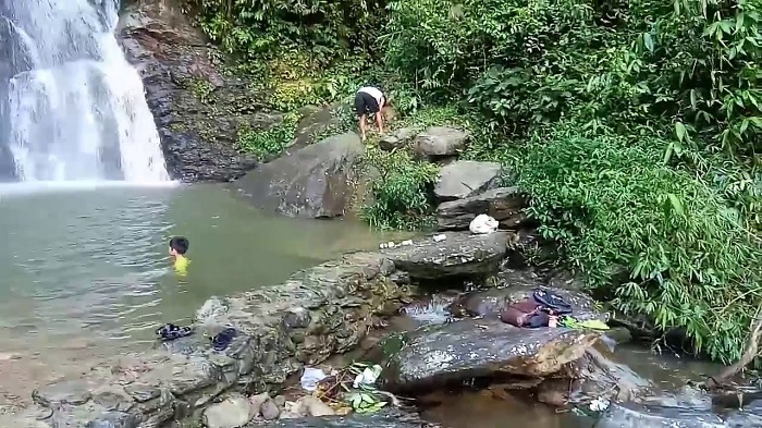 Khám phá vẻ đẹp thác Mưa giữa núi rừng biên giới Nghệ An