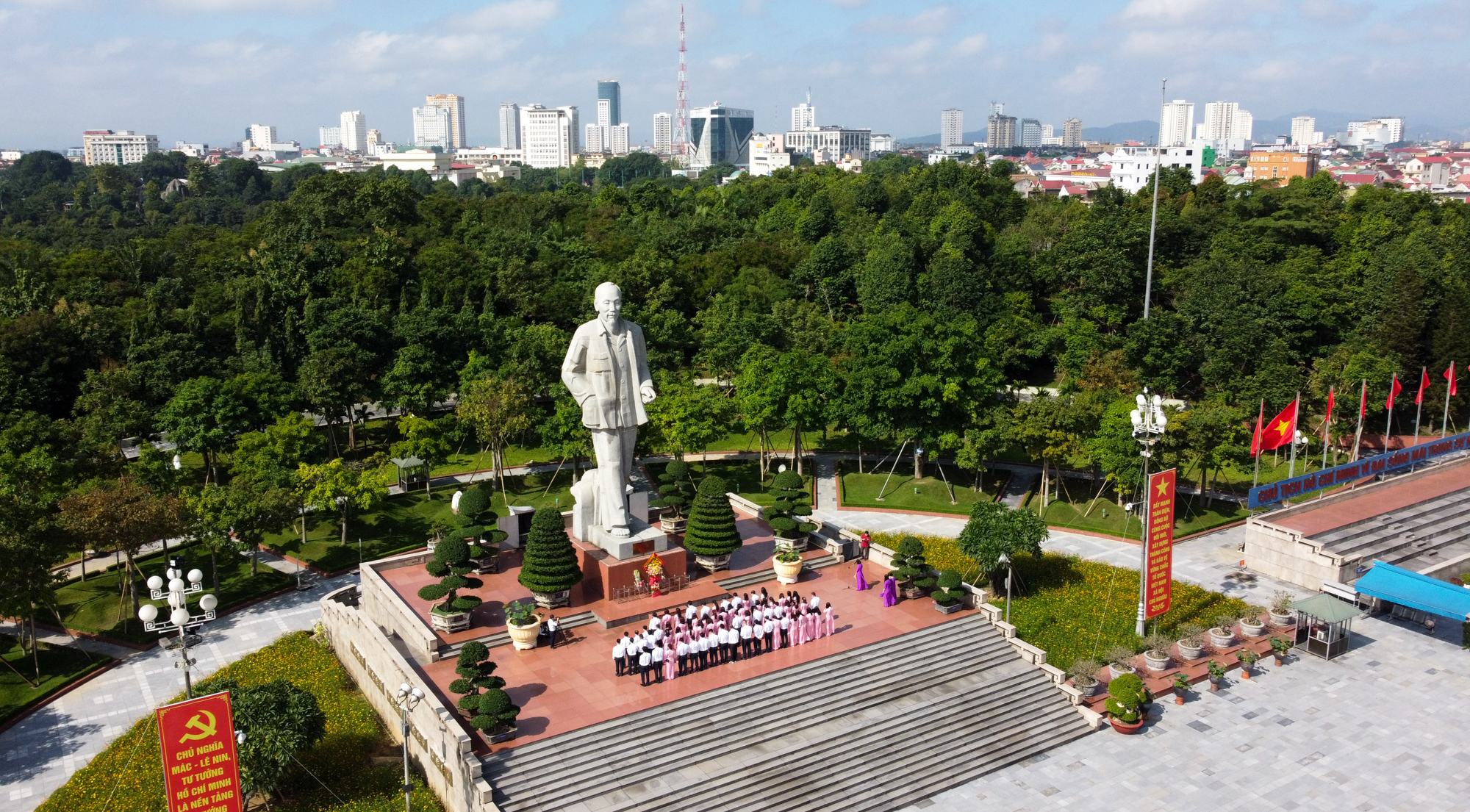Tượng đài Chủ tịch Hồ Chí Minh