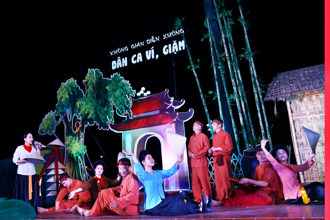 Thưởng thức diễn xướng dân ca ví, giặm với “thầy bày, thầy gà”