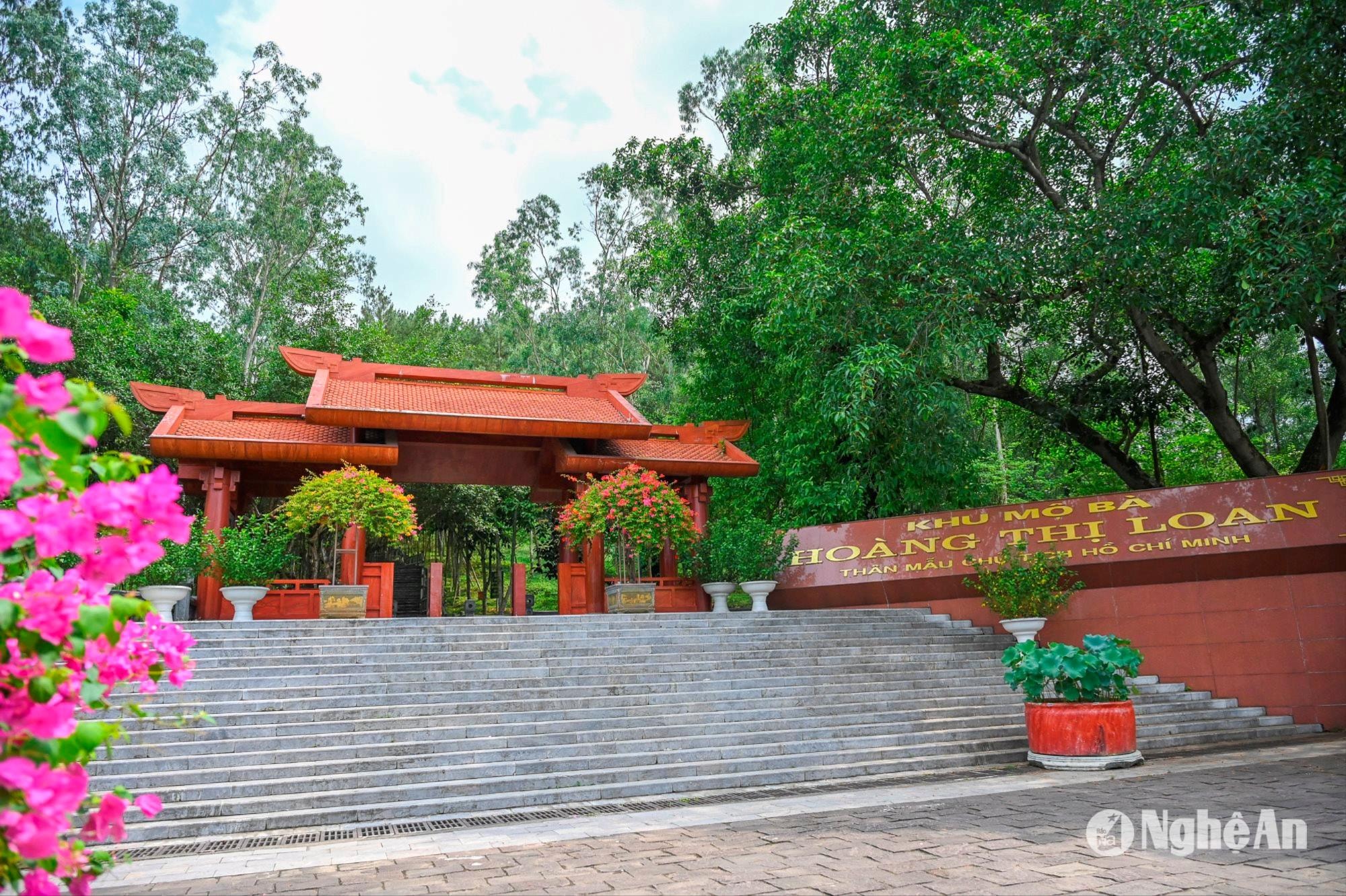 Mộ cụ Hoàng Thị Loan